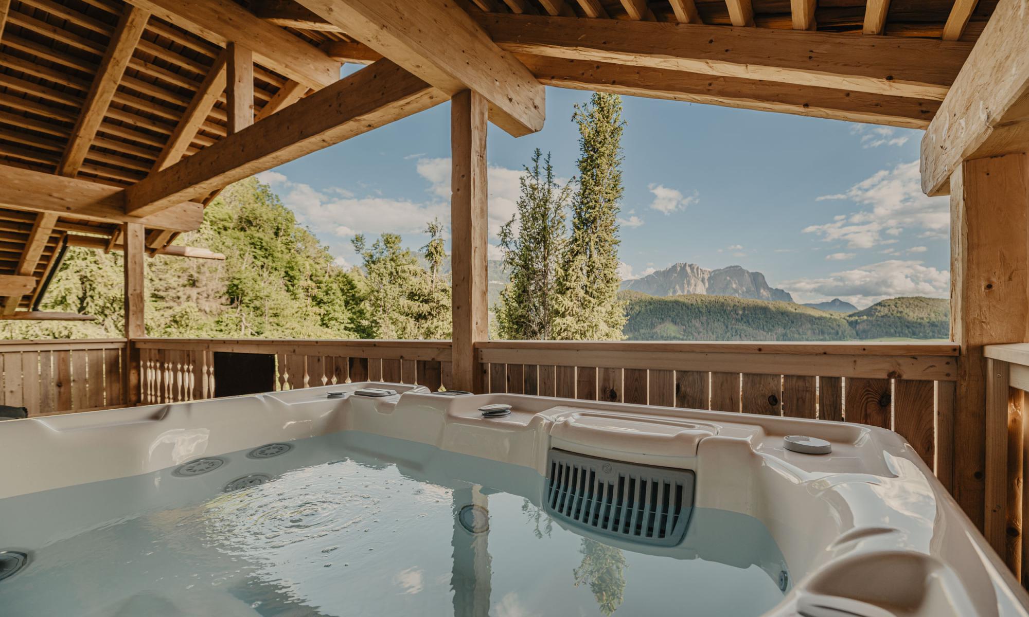 Year-round heated whirlpool with a view of the Schlern